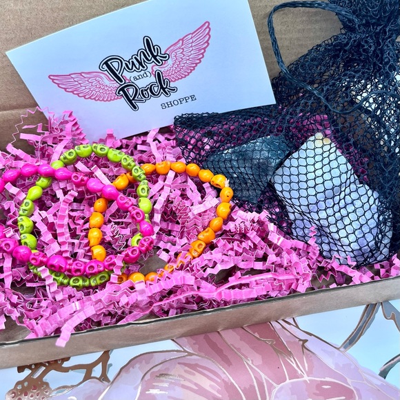 Set of three skull bracelets carved from stone and three stones in a mesh bag 💎 - Picture 2 of 3